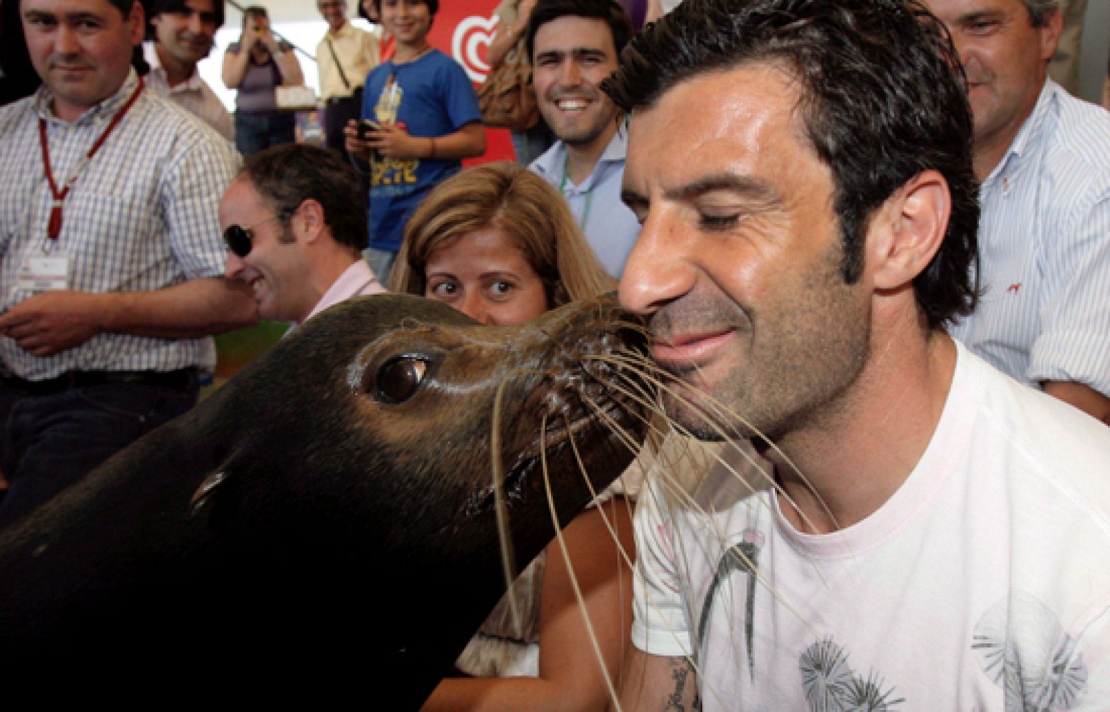 El portugués, Luis Figo, descansa en Portugal tras ganar el Scuddetto con el Inter de Milán y retirarse de la alta competición. No se conoce su futuro, aunque podría ir a jugar a los Emiratos Árabes.