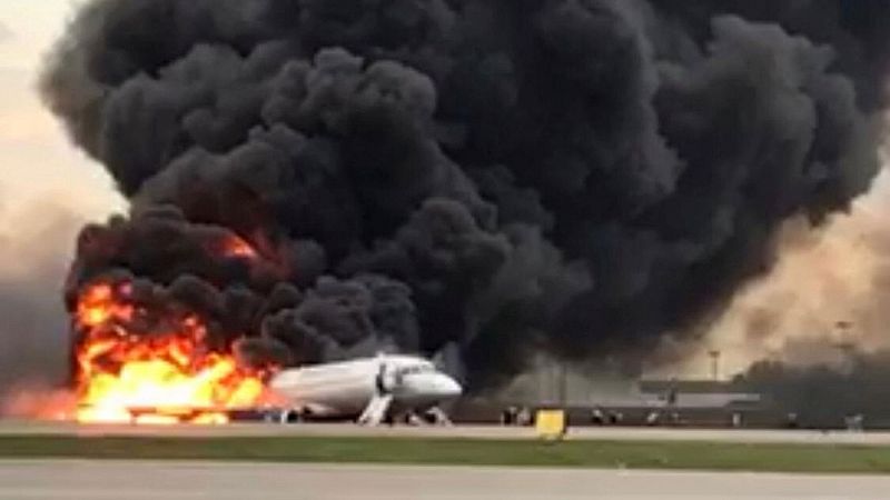 Trece muertos al incendiarse un avión tras un aterrizaje de emergencia en el aeropuerto de Moscú