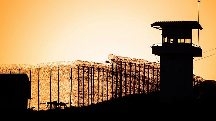 Telediario 1 - Un preso se autolesiona para evitar salir de la cárcel