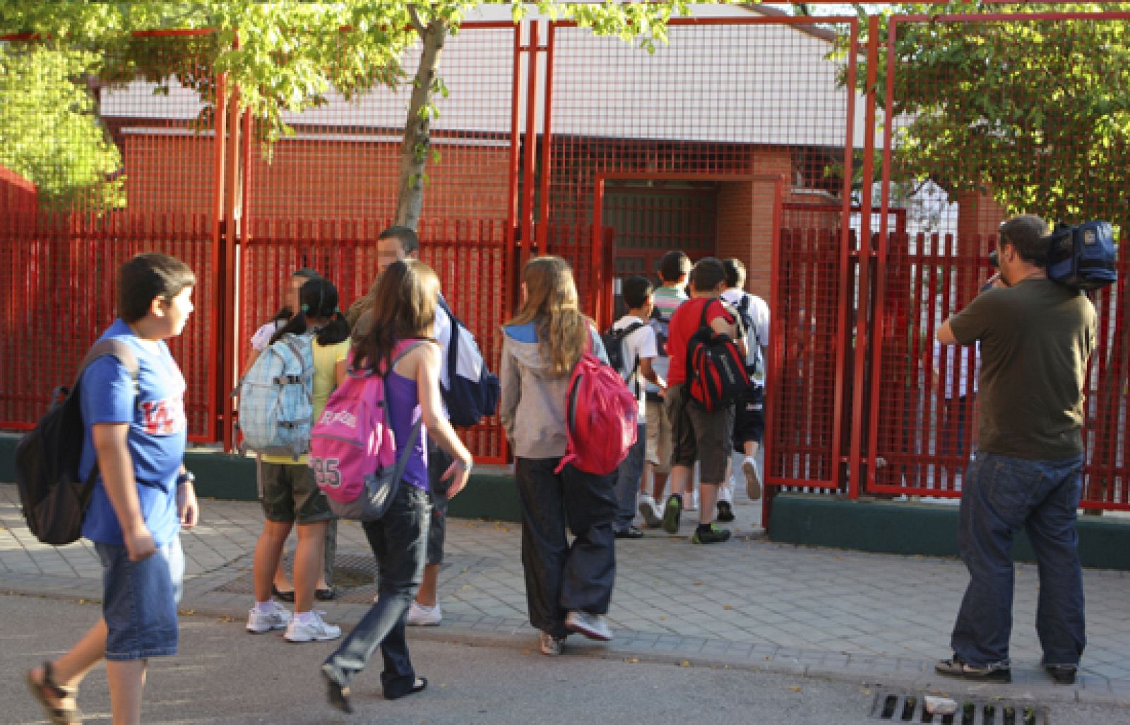 Solo uno de cada cuatro alumnos acuden a los colegios reabiertos en Leganés, por miedo a la gripe A. La Policía Nacional detiene a 42 personas y recupera un buen número de joyas robadas . 