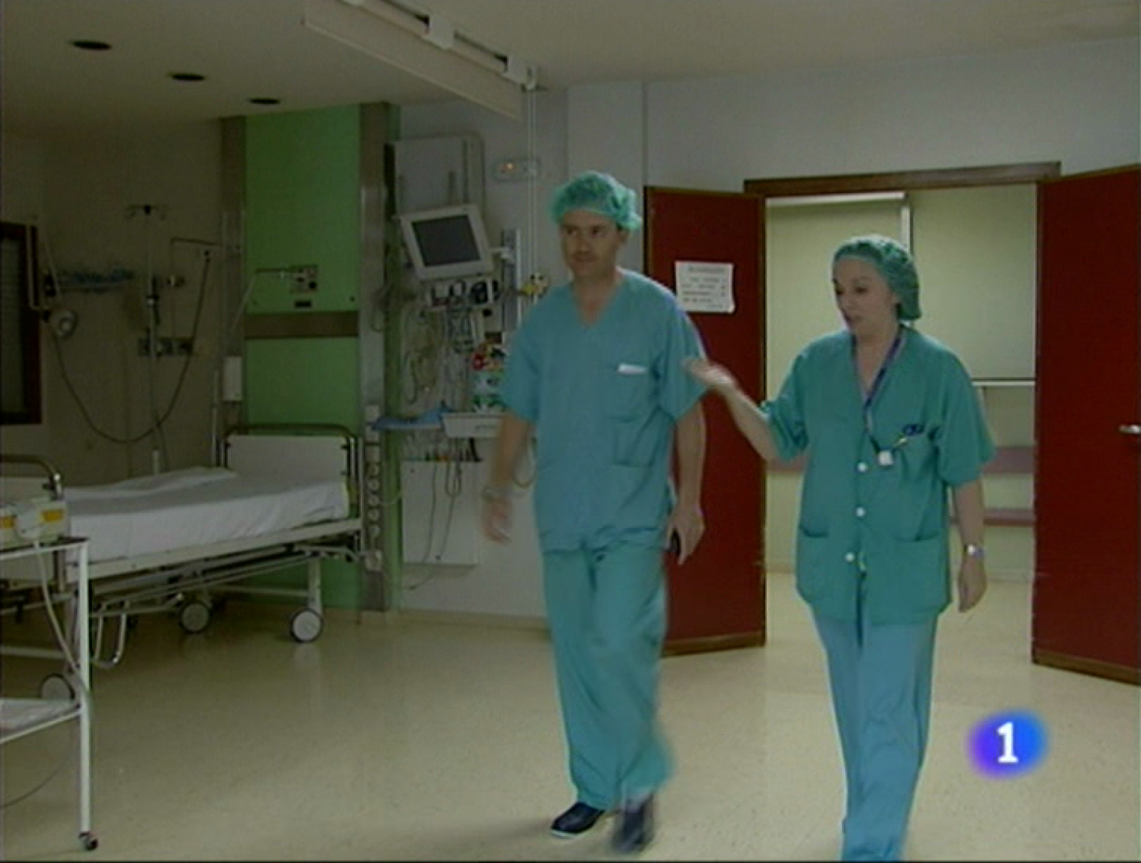  El hospital de Cangas del Narcea ha realizado con éxito una intervención quirúrgica con laparoscopia utilizando un orificio natural, en este caso la vagina, como vía de extracción de un tumor. La paciente, una anciana que padecía cáncer de colon, se recupera favorablemente. Es la primera vez que esta técnica se aplica en Asturias y en un hospital comarcal. En España se ha practicado en otras tres ocasiones en grandes hospitales.  Hoy en Asturias también se comentan los buenos datos de la evolución del paro registrado. El Gobierno, en su reunión semanal, los ha valorado como un síntoma de recuperación económica. 