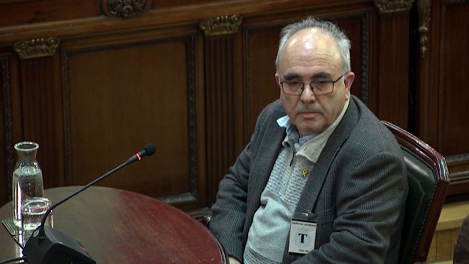 Un hombre declara que le levantaron por los testículos y que luego una mujer policía le pegó un puñetazo