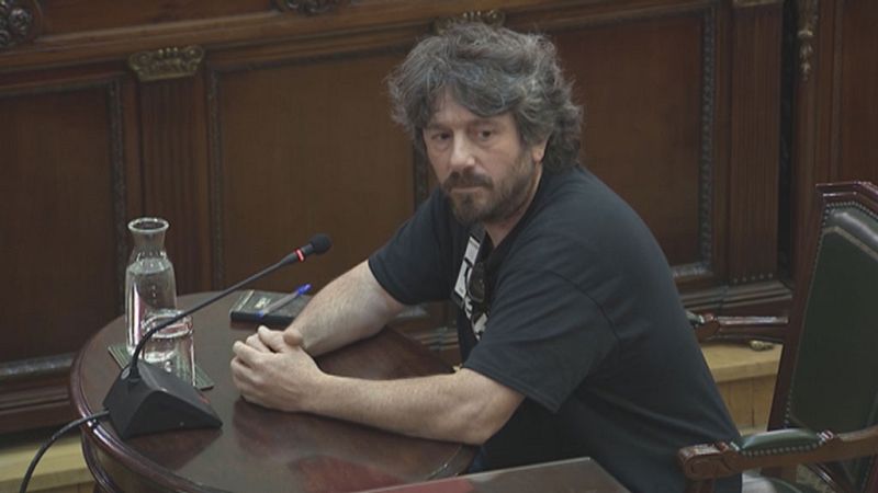 Un ciudadano de Girona reconoce que el 1-O intentaron "dificultar" la entrada de la Polic�a Nacional