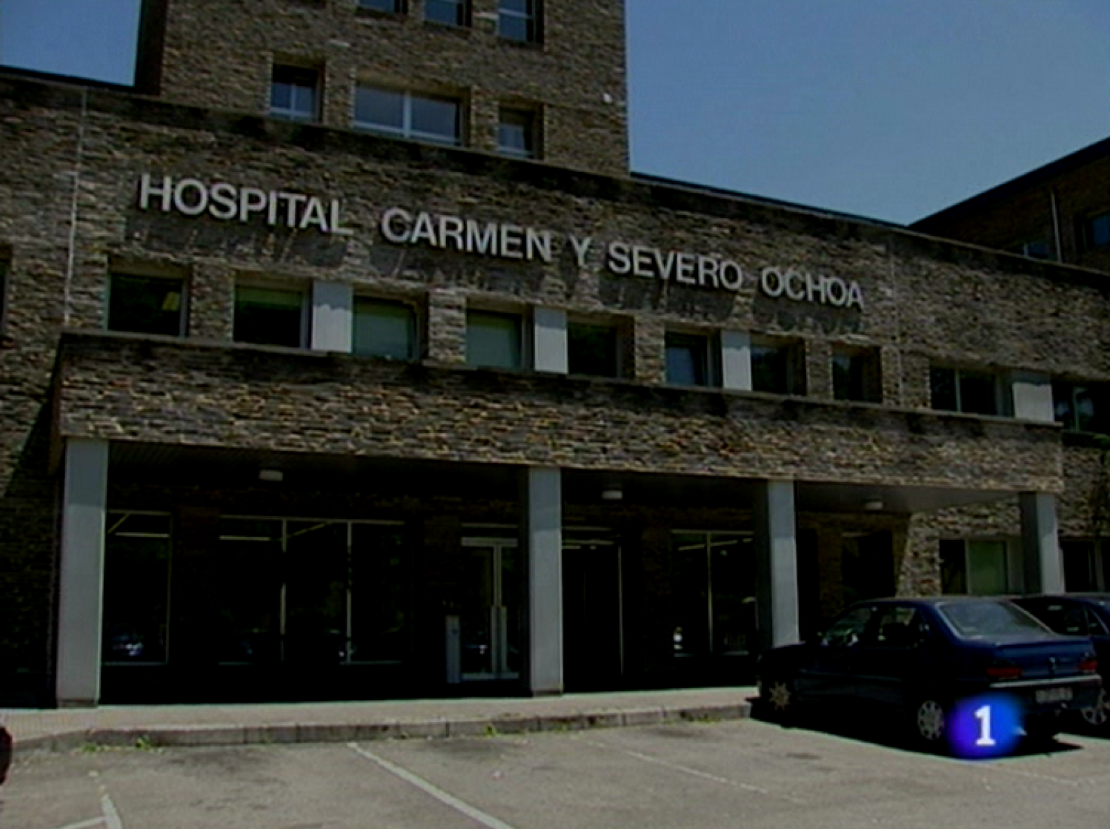  En el Hospital "Carmen y Severo Ochoa" de Cangas del Narcea se ha realizado con éxito una intervención quirúrgica con laparoscopia utilizando un orificio natural, en este caso la vagina, como vía de extracción de un tumor. La paciente, una anciana que padecía cáncer de colon, se recupera favorablemente. Es la primera vez que esta técnica se aplica en Asturias y en un hospital comarcal. En España se ha practicado en otras tres ocasiones en grandes hospitales.