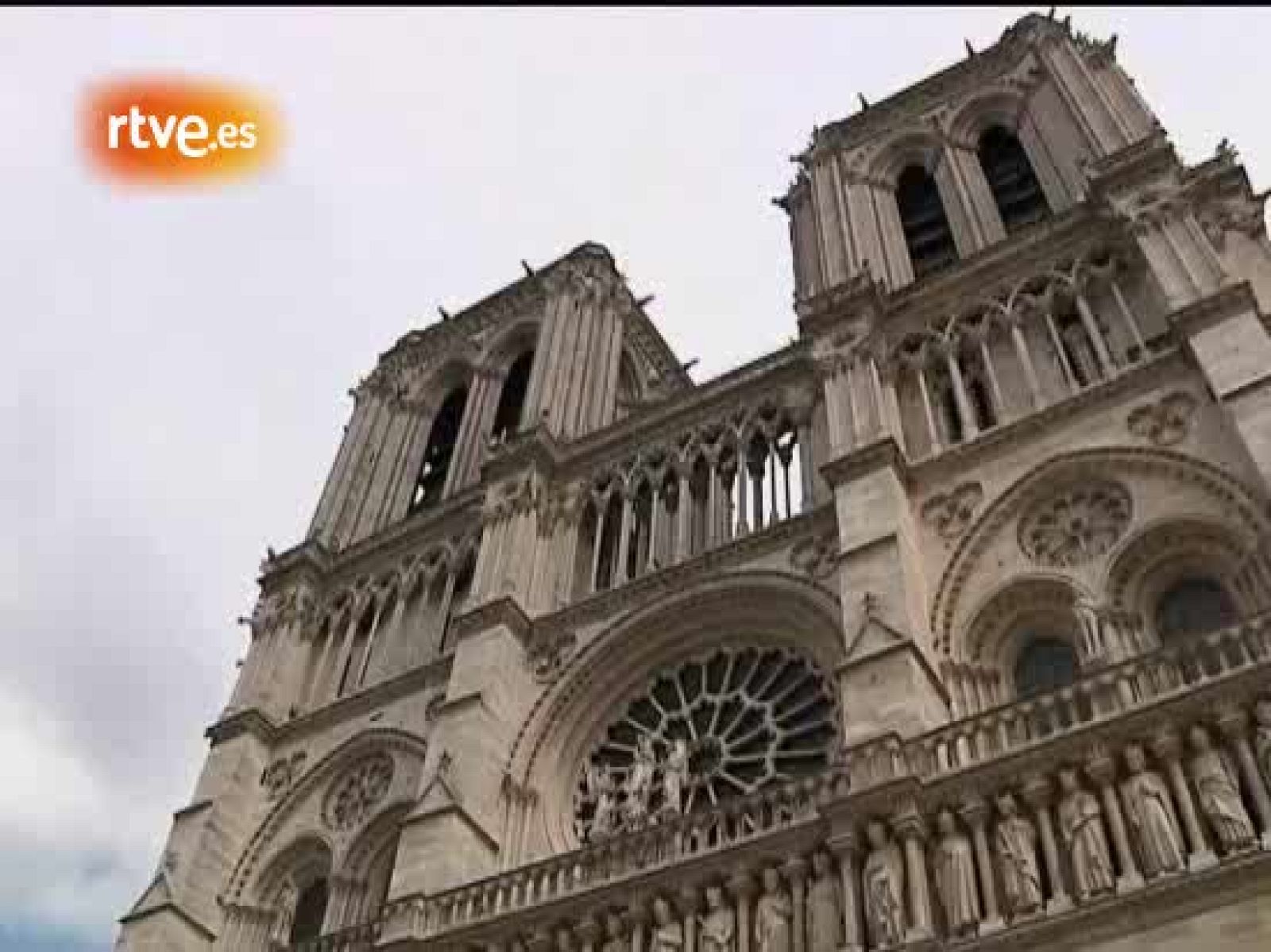 El acto ha contado con la presencia del presidente francés Nicolás Sarkozy y su esposa, Carla Bruni.