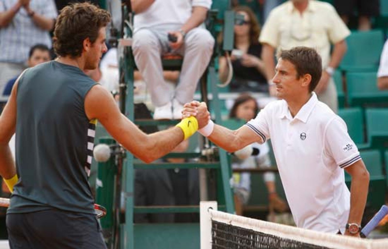 El tenista argentino Del Potro derrota con facilidad a Tommy Ribhredo, último representante español en Roland Garros, por 6-3, 6-4 y 6-2.