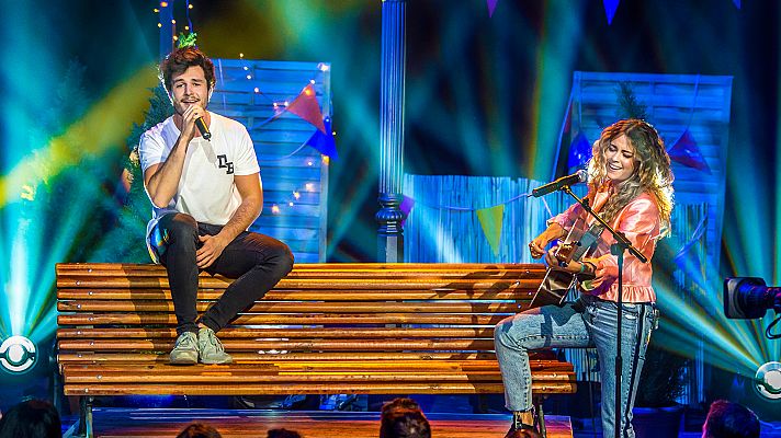 Miki canta con Sofía Ellar "Bañarnos en vaqueros"