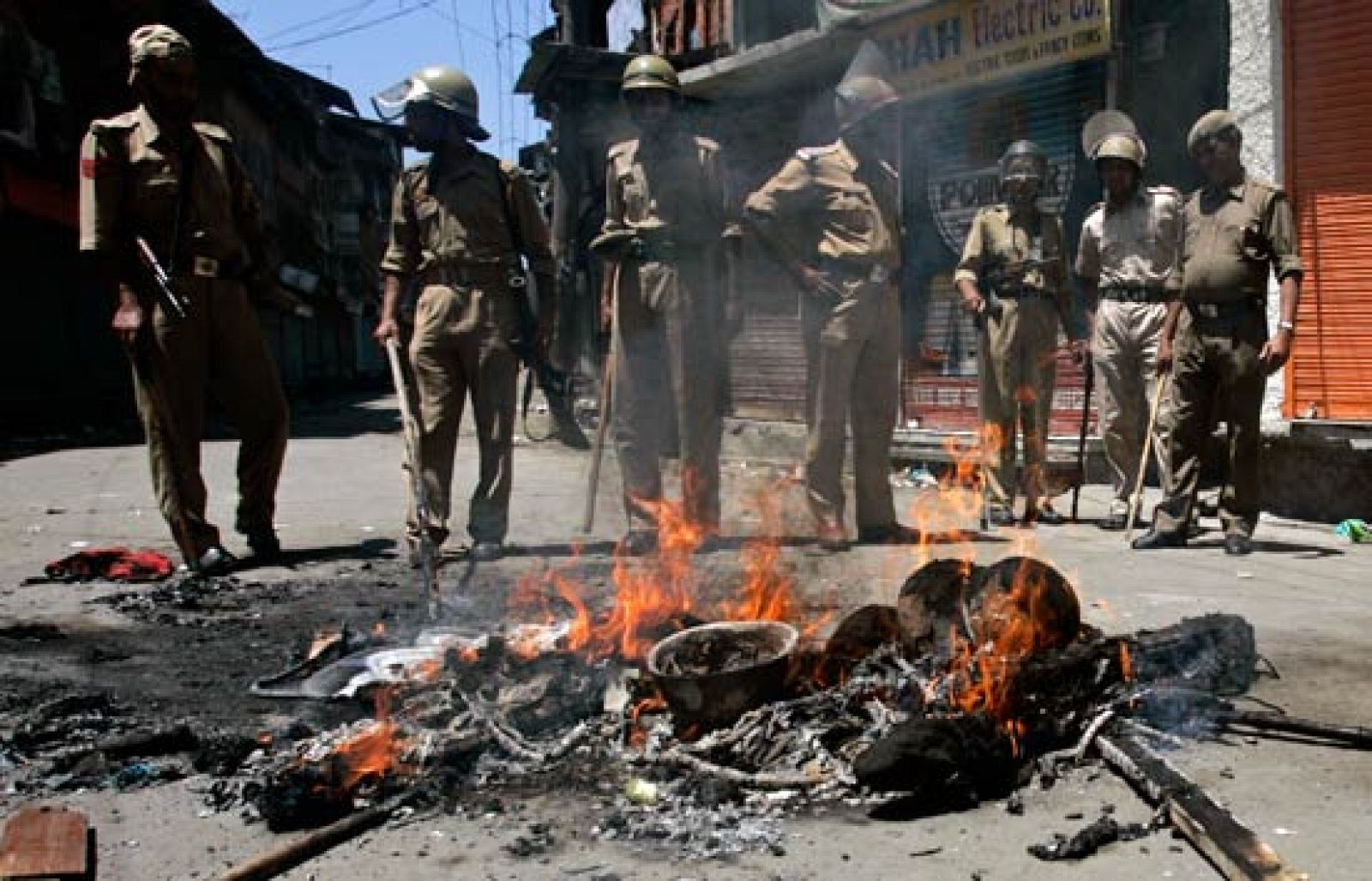 La población de la provincia india mantiene las protestas que comenzaron tras descubrirse hace días los cadáveres de dos mujeres musulmanas. Los residentes responsabilizan a la Policía de su muerte.