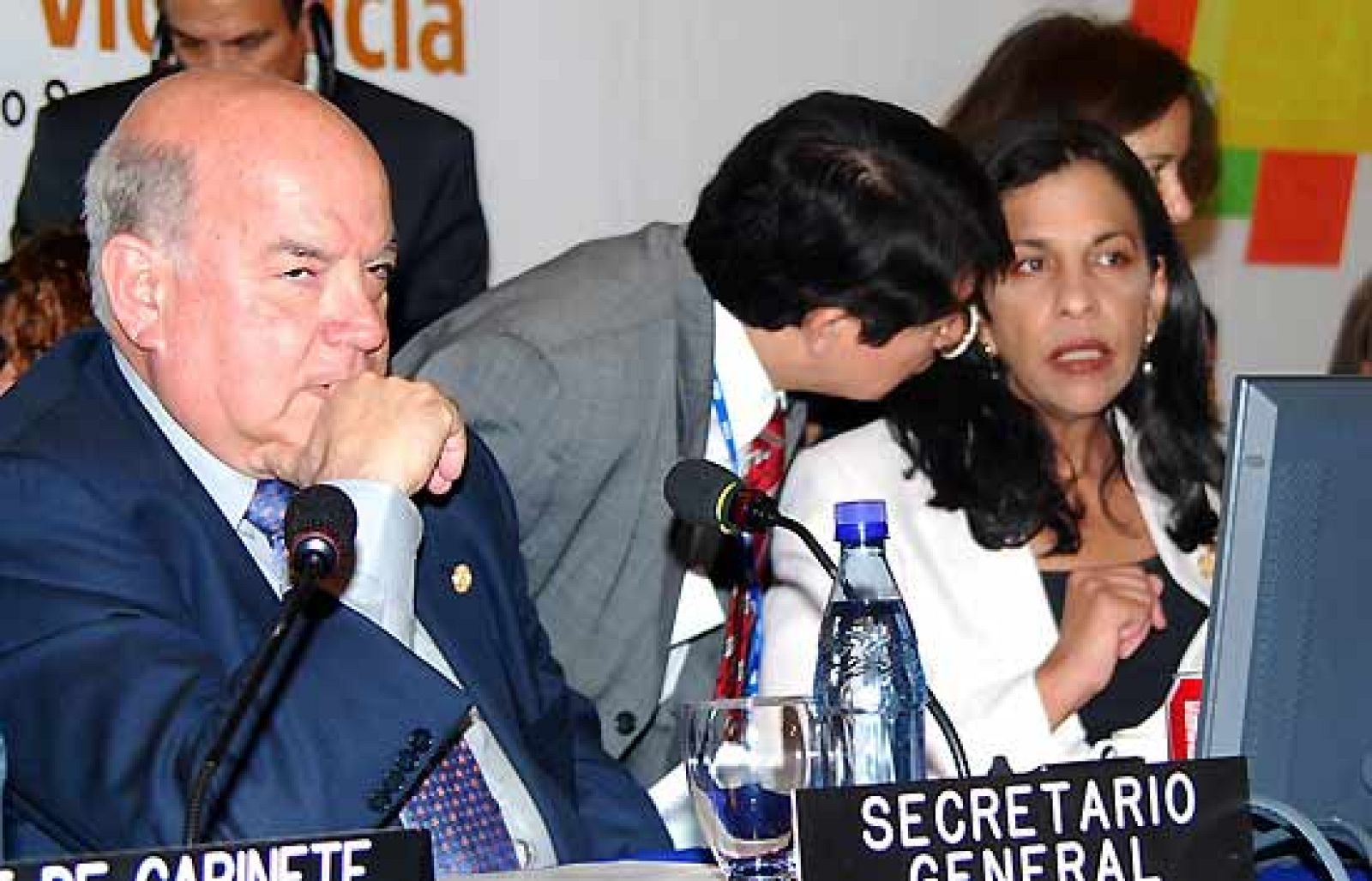 La Organización de Estados Americanos (OEA) ha levantado la suspensión a Cuba después de 47 años. El canciller ecuatoriano ha dicho que se ha adoptado este acuerdo por consenso y considera que con esta decisión los países americanos enmiendan la historia. Sobre las condiciones que se pondrán a la isla caribeña sí ha habido división (03/06/09).