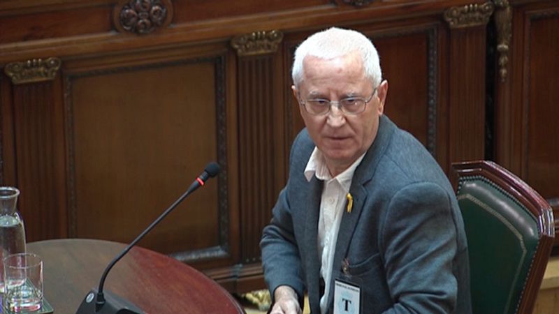 Un polic�a nacional jubilado independentista explica que se apunt� voluntario el 1-O para "permitir votar"