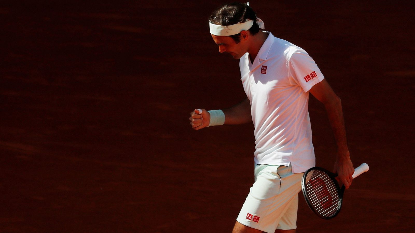 Roger Federer ha llegado a los cuartos del Madrid Open tras derrotar a Gael Monfils en un partido apretado que se acabó decidiendo en el tie-break.