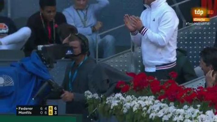 Federer derrota a Monfils en un sufrido partido