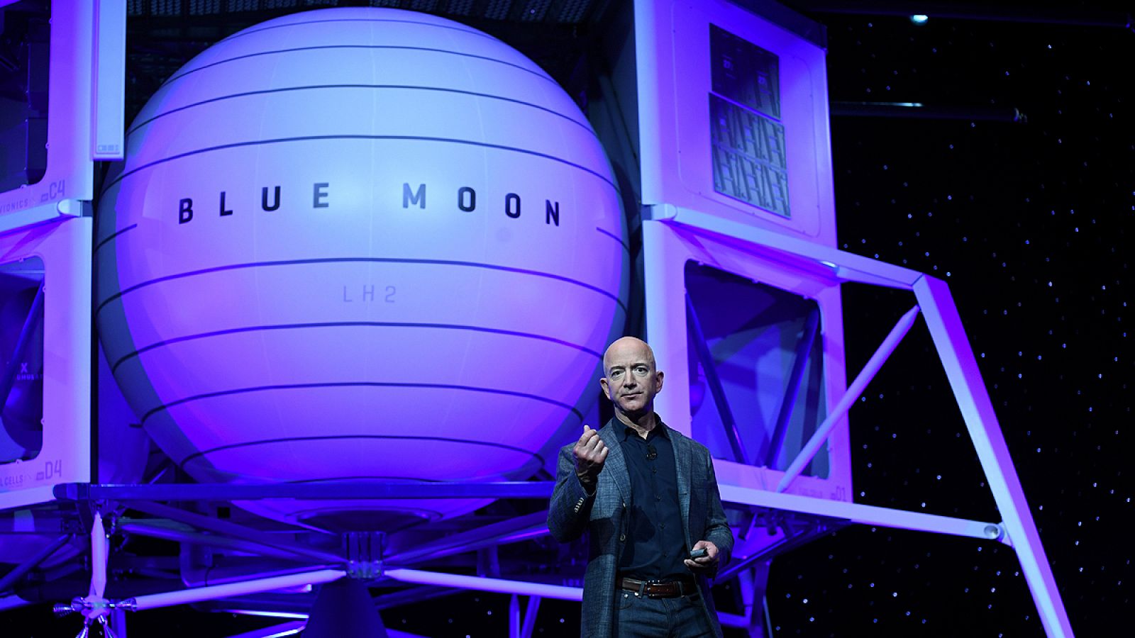 El dueño de Amazon presenta un modelo de nave para posarse en la Luna