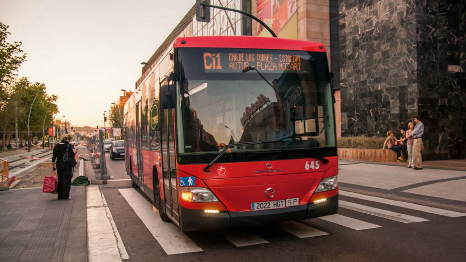 Un conductor de autobús salva a una mujer de morir degollada | Ver