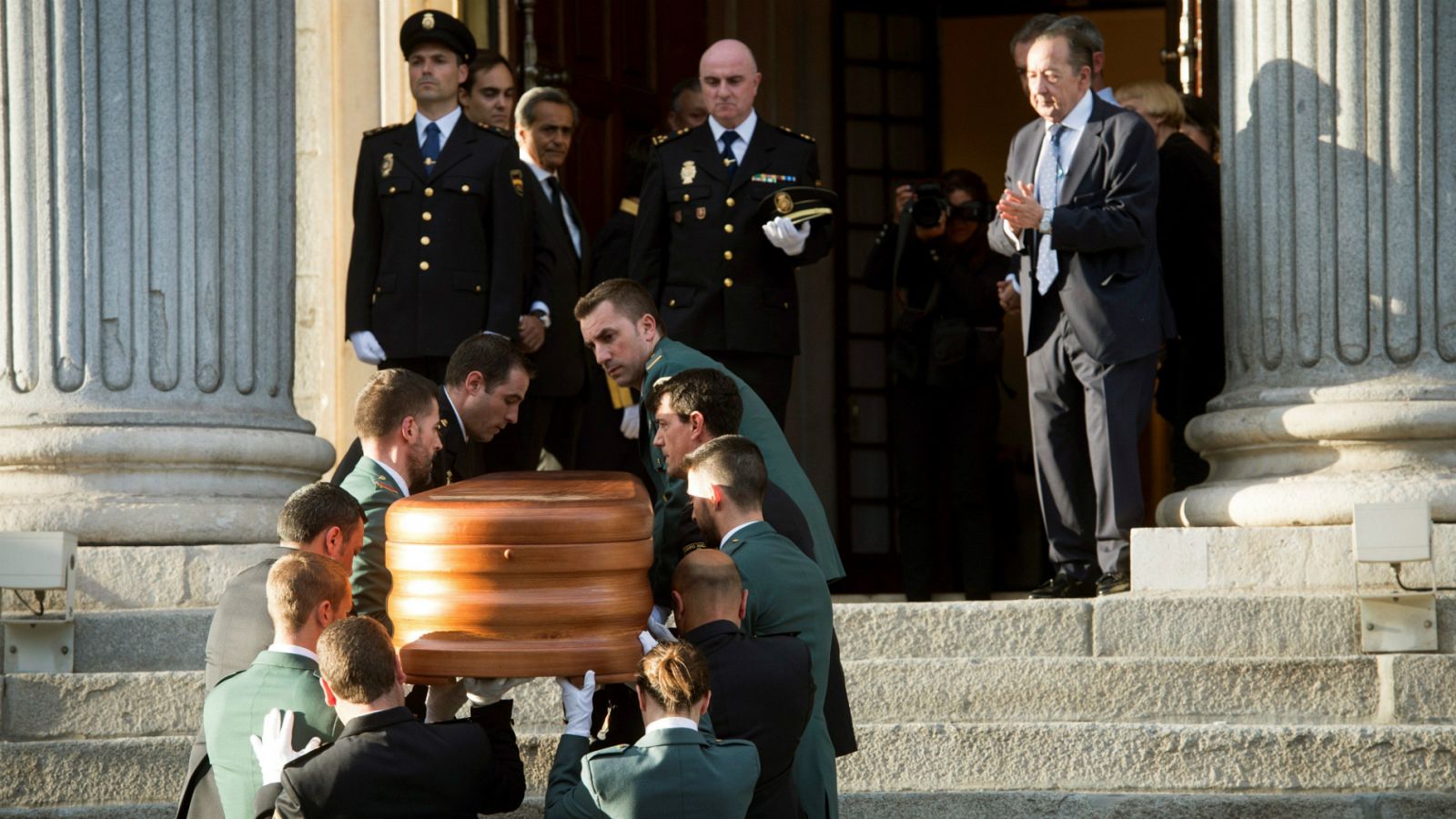 Muere Rubalcaba: El féretro de Alfredo Pérez Rubalcaba llega al Congreso - RTVE.es