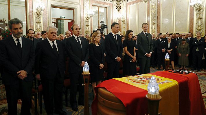 Especiales informativos - Los reyes despiden a Rubalcaba en el Congreso