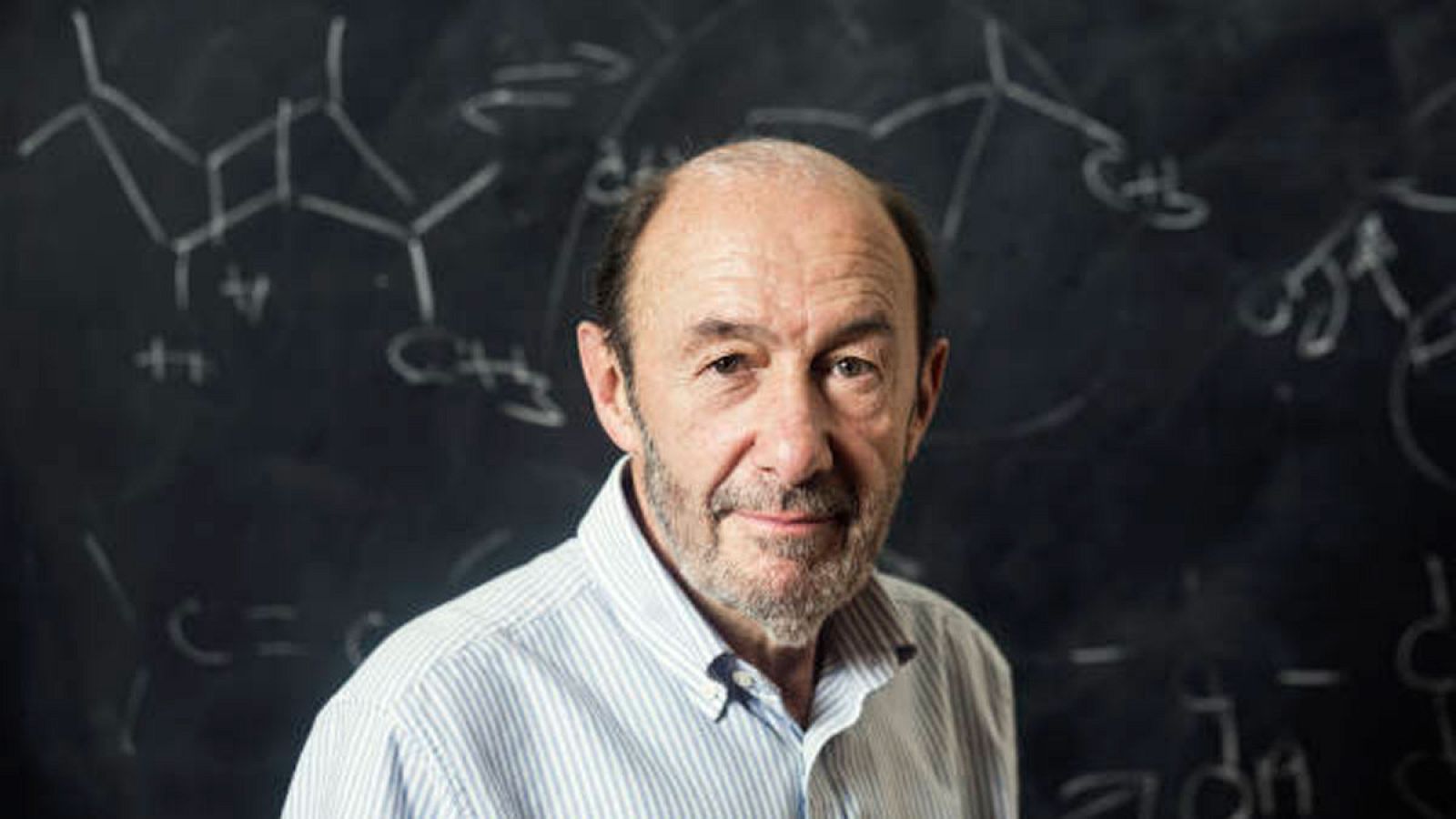 Banderas a media asta en la Facultad de Químicas de la Complutense de Madrid en señal de duelo por Rubalcaba