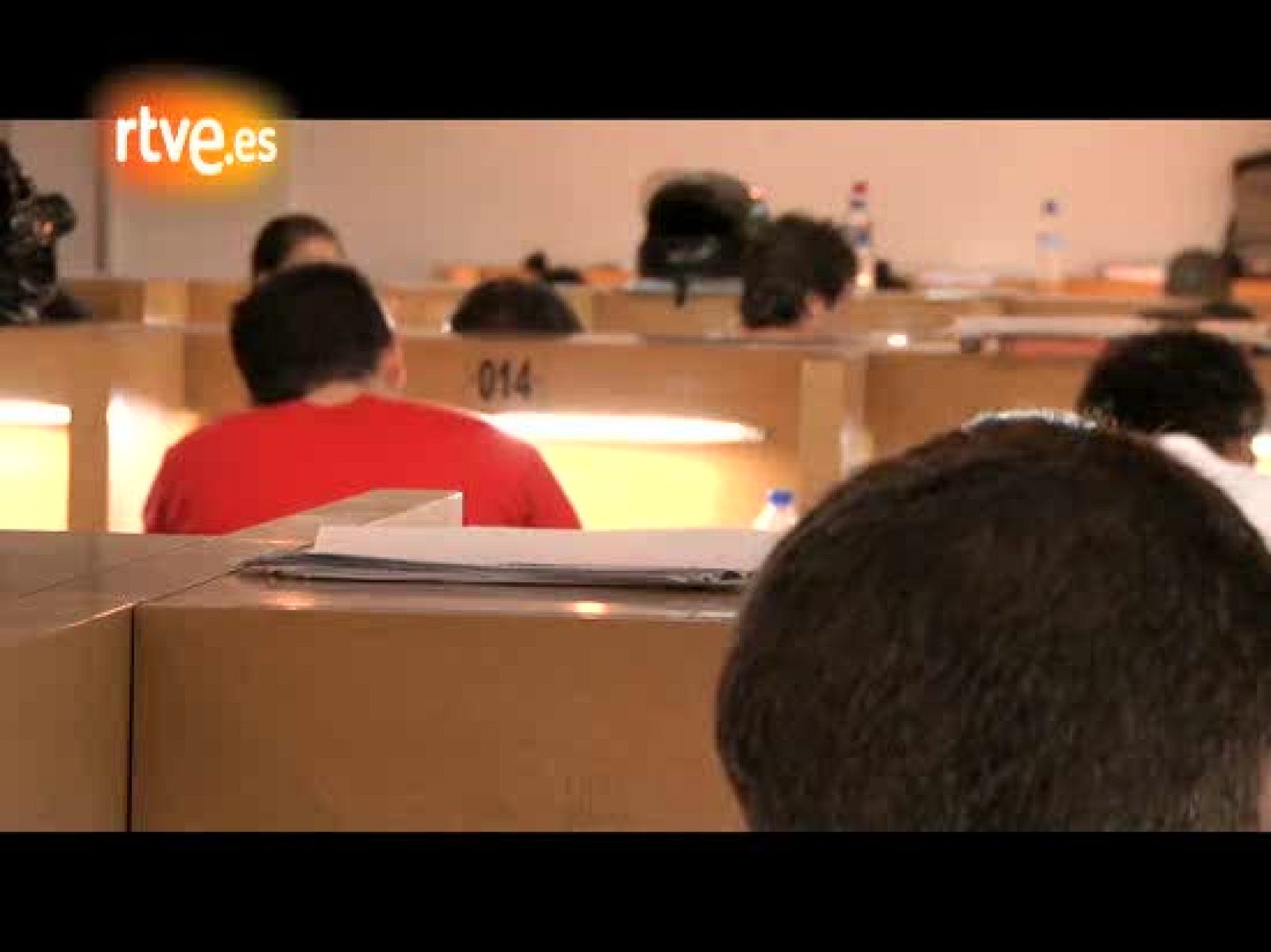 Alrededor de 150.000 jóvenes de toda España se examinan este año de Selectividad, unos 22.000 en Madrid. Muchos prefieren estudiar de madrugada en bibliotecas que abren las 24 horas. Así es una de sus noches a pocos días de la gran prueba. 