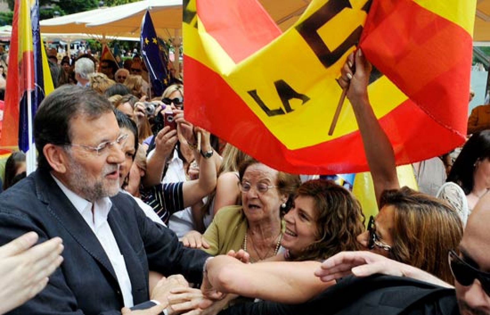 El presidente del Gobierno hace campaña en Barcelona y Mariano Rajoy viaja hasta Ciudad Real.