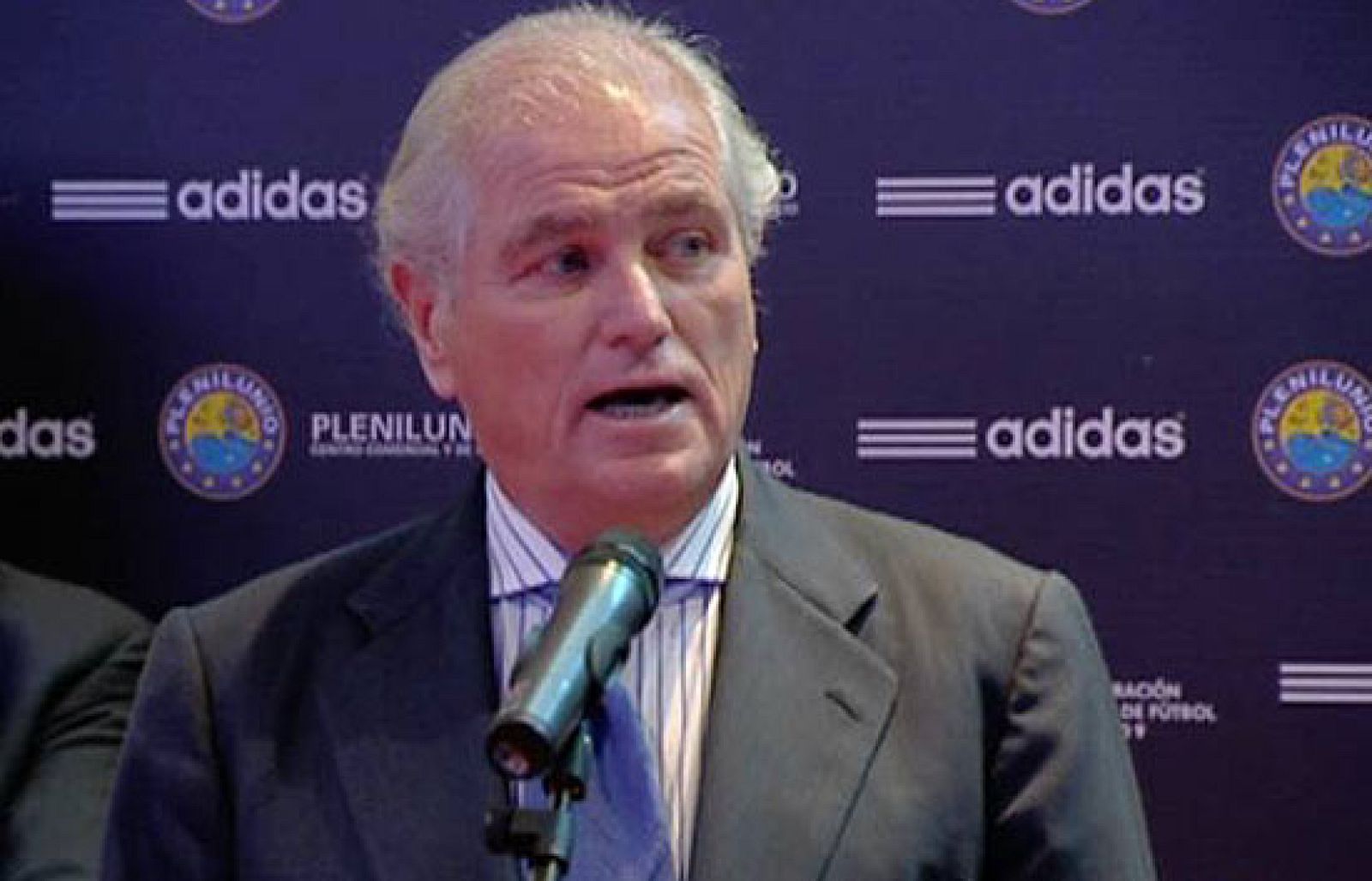 El ex presidente del Real Madrid, Ramón Calderón, pretendía hablar del centenario de la Federación y se ha encontrado con una sonora pitada.