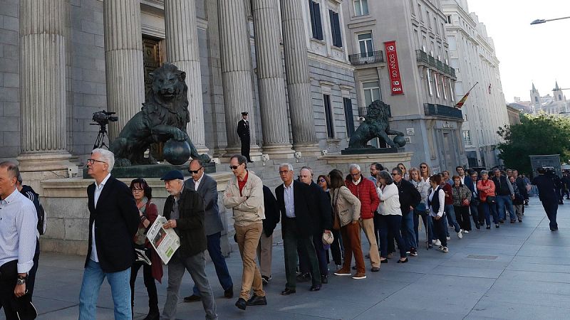 Cientos de personas acuden a la capilla ardiente de Rubalcaba en el Congreso de los Diputados