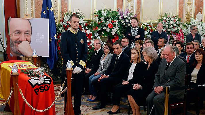 Telediario 1 - Emotiva despedida a Rubalcaba en un Congreso de los Diputados rendido a su figura