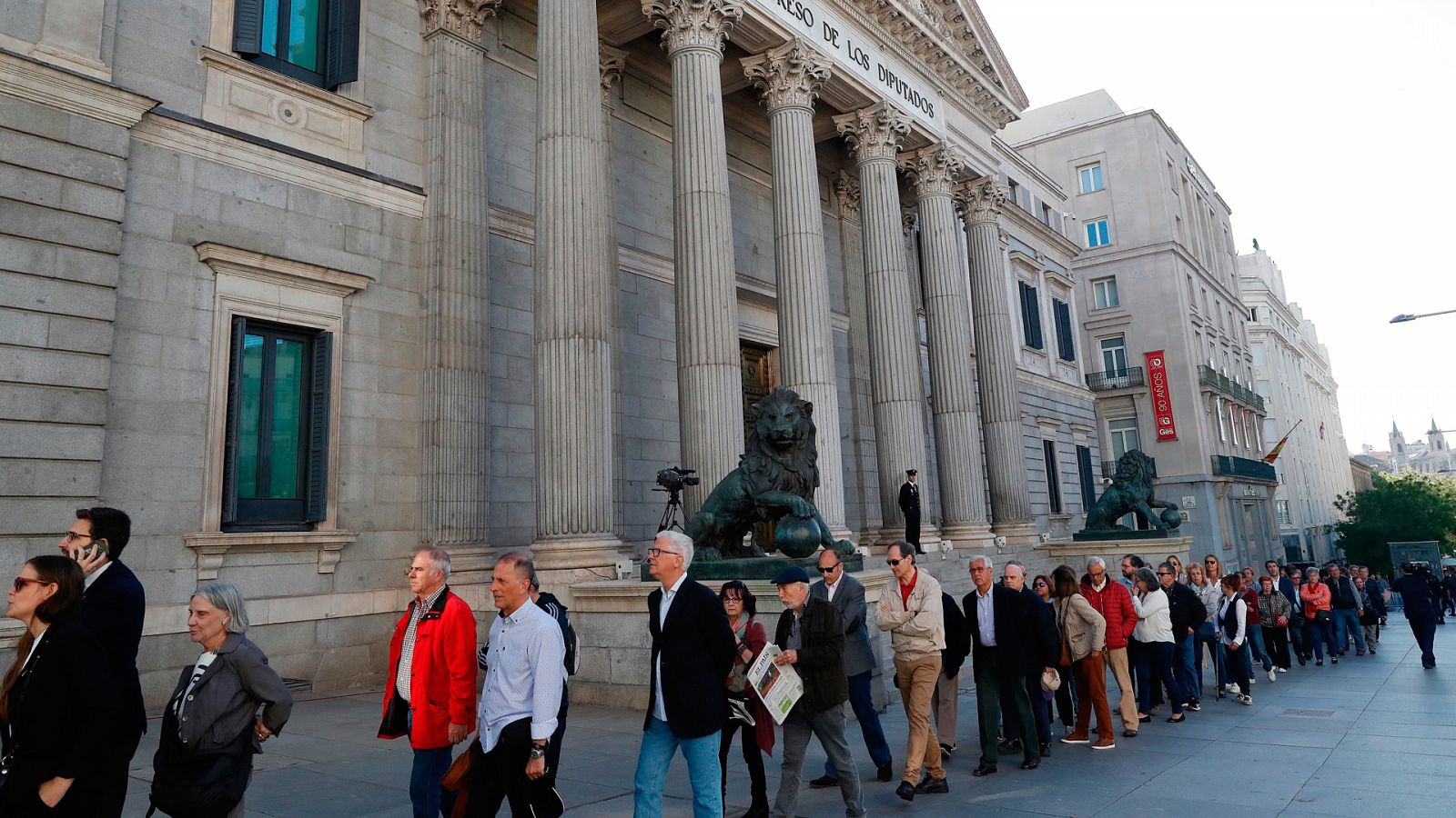 Largas colas en el Congreso para el último adiós a Alfredo Pérez Rubalcaba