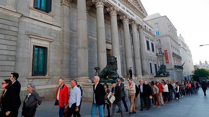 Largas colas en el Congreso para el ltimo adis a Alfredo Prez Rubalcaba