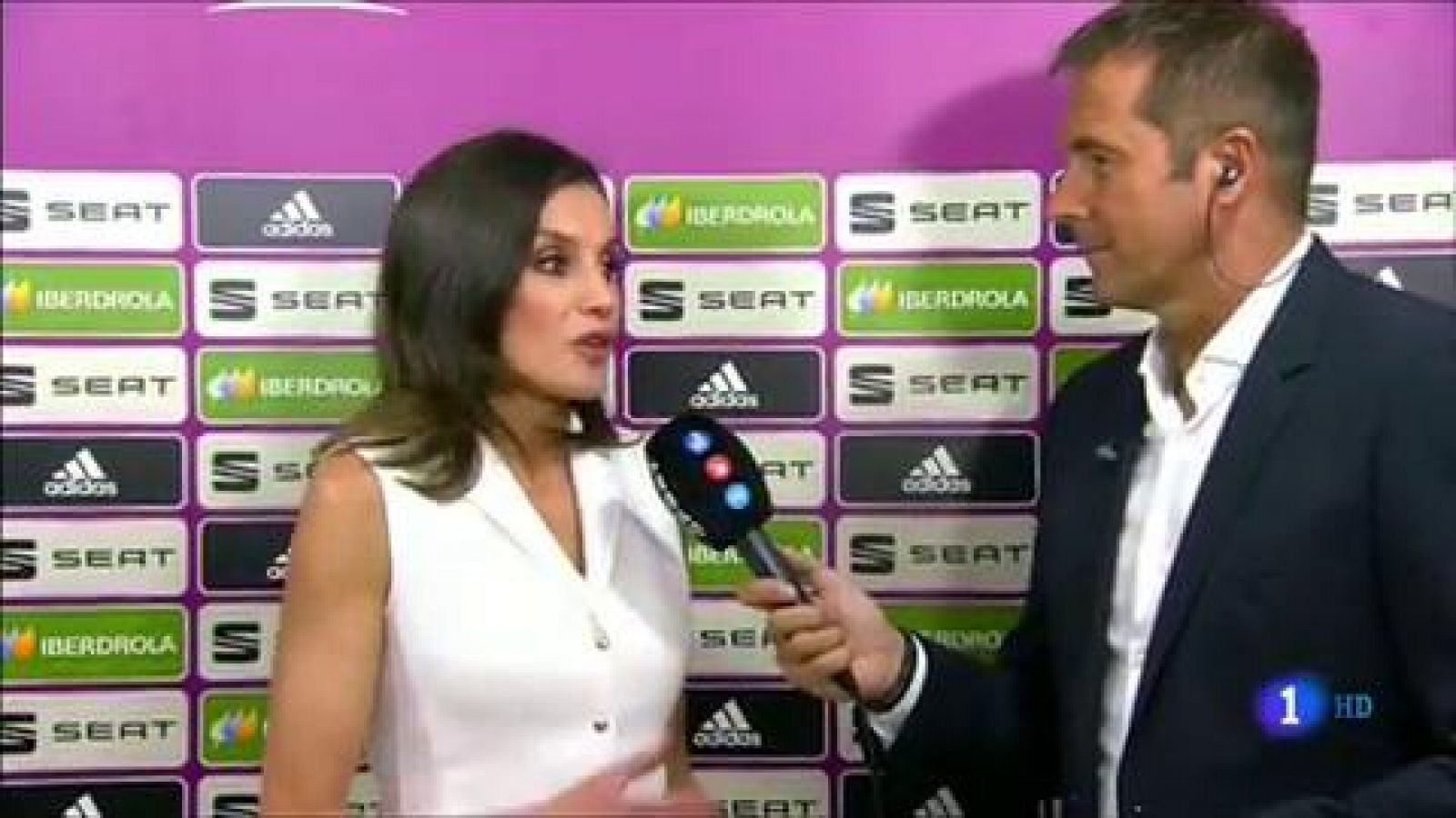 Reina Letizia: "Hay que apoyar el deporte femenino, no solo el fútbol"