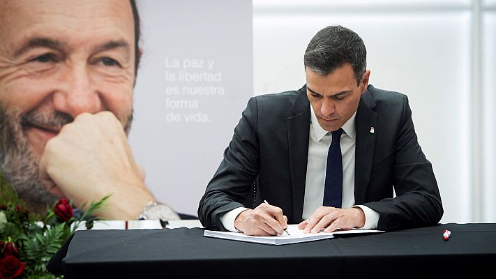 Telediario 1 - Sánchez firma en el libro de condolencias por Rubalcaba: "Te debemos mucho, todo, siempre"