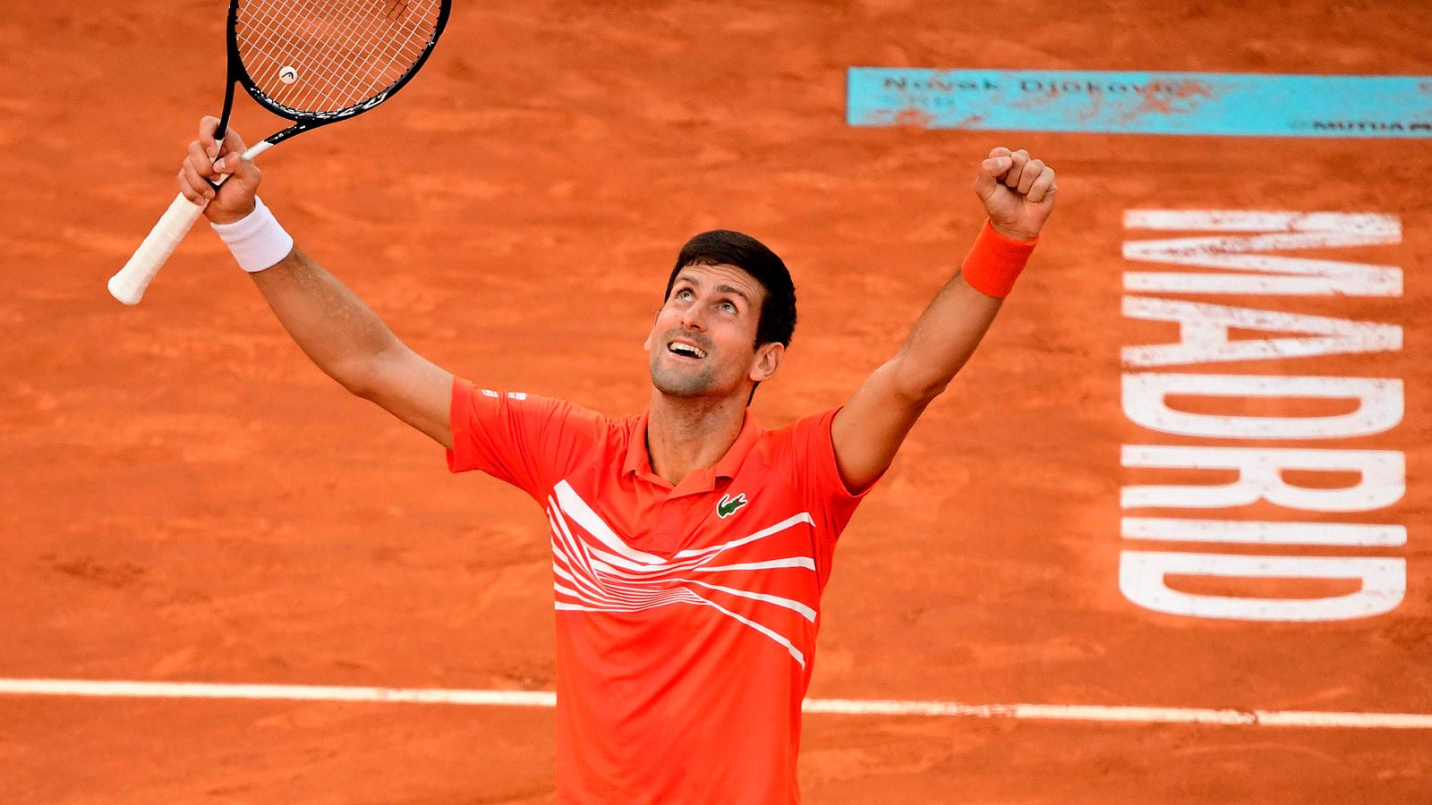 Novak Djokovic ha derrotado a Stefanos Tsitsipas en la final del Madrid Open 2019 por 6-3 y 6-4 y se ha hecho con su tercer torneo madrileño. El serbio no ha dado opción a su rival.