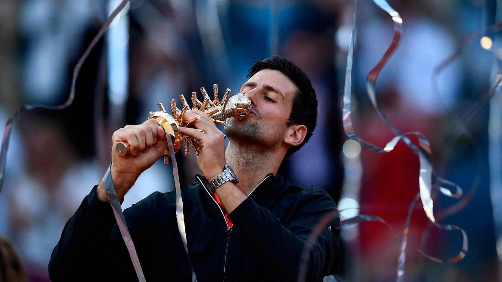 Novak Djokovic ha recibido el premio de campeón del Madrid Open, tras su victoria sobre Stefanos Tsitsipas.