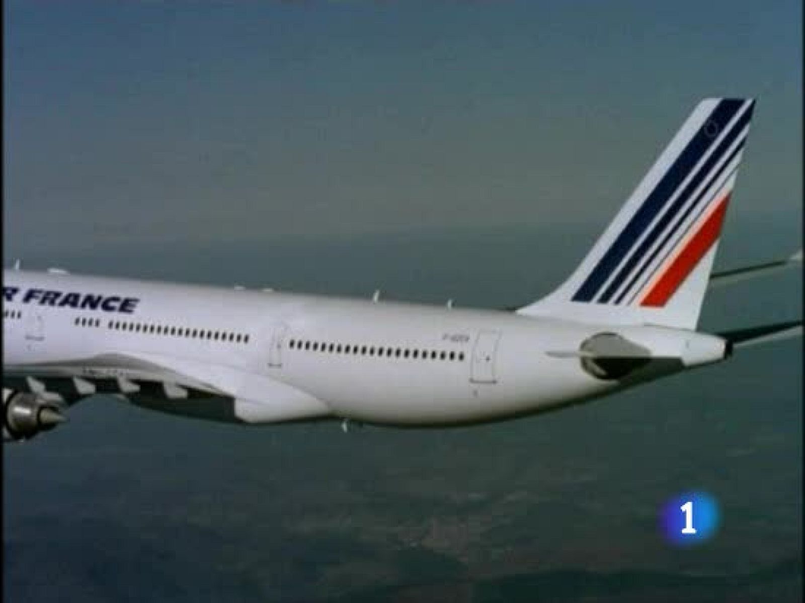 En contra de lo que creían ayer, las autoridades brasileñas han dicho hoy que se trata de materiales de algún barco. Además, según los investigadores que analizan los mensajes enviados por el avión, el airbus no volaba a una velocidad adecuada.