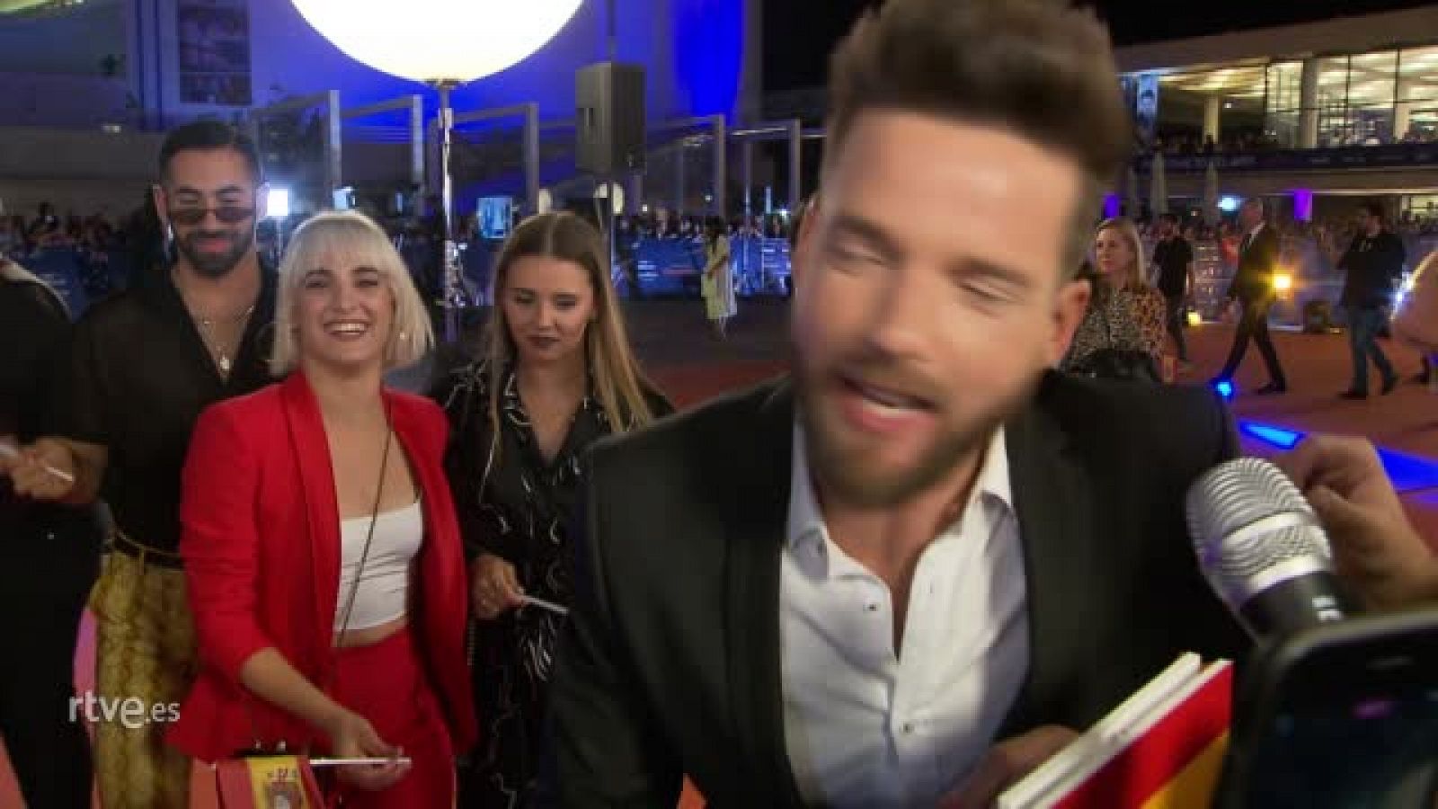 Eurovisión 2019 - Miki lleva la fiesta a la alfombra naranja de la Welcome Party de Eurovisión 