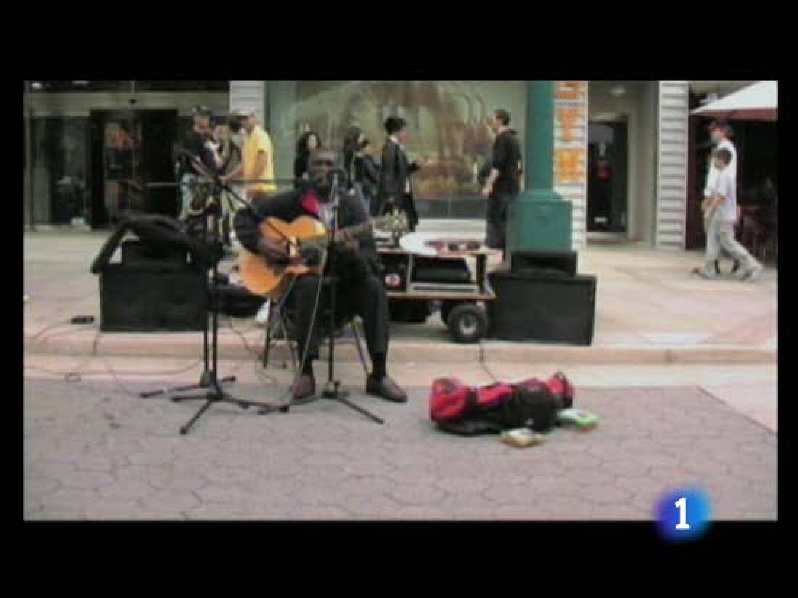 Mark Johnson recorre el mundo para demostrar que la música es un lenguaje universal | Ver