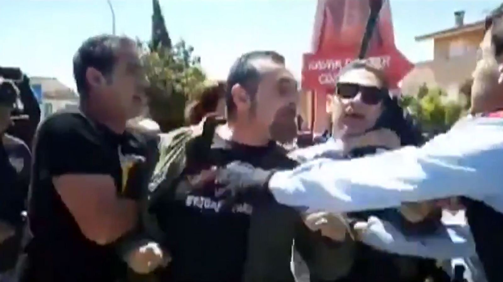 Varios heridos leves en Girona en una pelea por la retirada de lazos amarillos