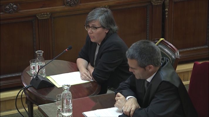 Informativo 24h - La exdiputada de la CUP Boya explica que se subió a un coche de la Guardia Civil para incidir en que la protesta tenía que ser pacífica