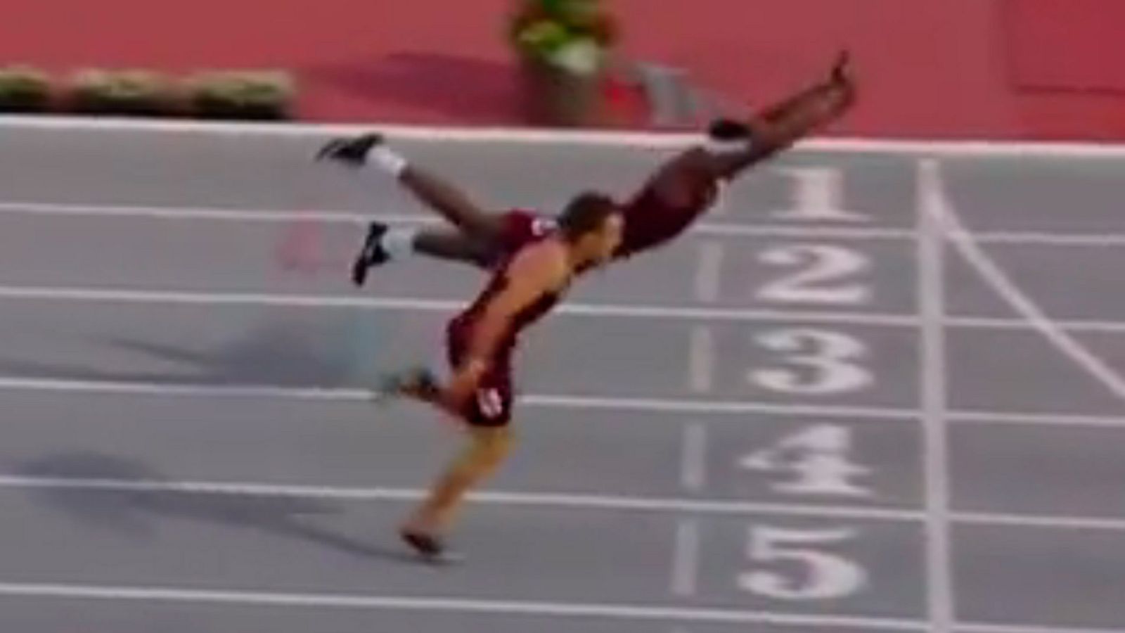 El atleta Infinite Tucker sorprendió a todos en los Campeonatos de Atletismo de la Conferencia Sureste de Estados Unidos al lanzarse en plancha sobre la línea de meta para conseguir la victoria en la prueba en los 400 metros vallas.