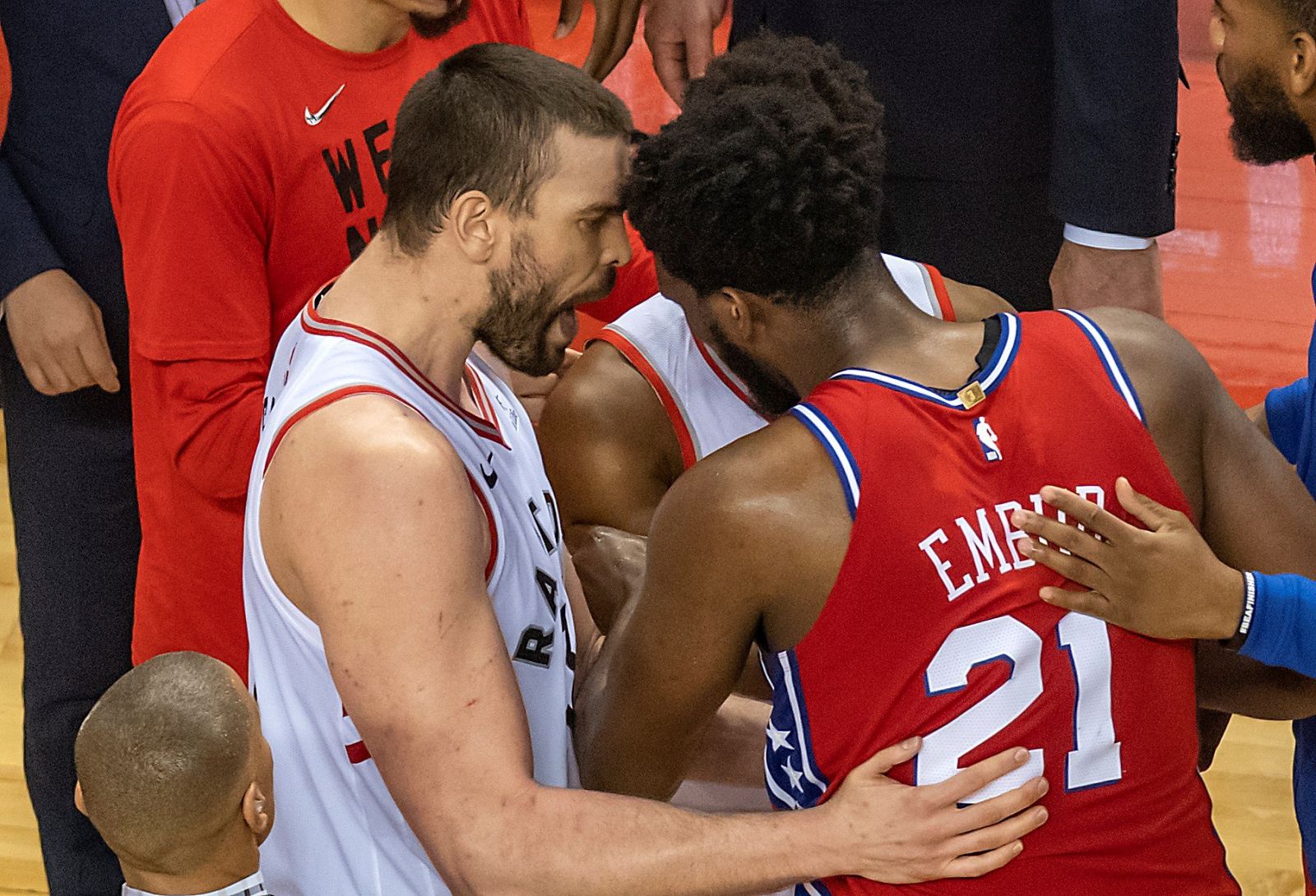 NBA | El gran gesto de deportividad de Marc Gasol con Embiid  - RTVE.es | Ver