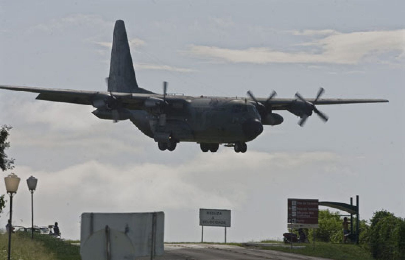 Cinco dias después de la desaparición del avión apenas hay una certeza: hacía muy mal tiempo en aquel momento.