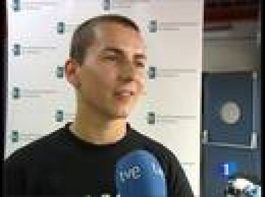  - Lorenzo felicita al cámara de TVE