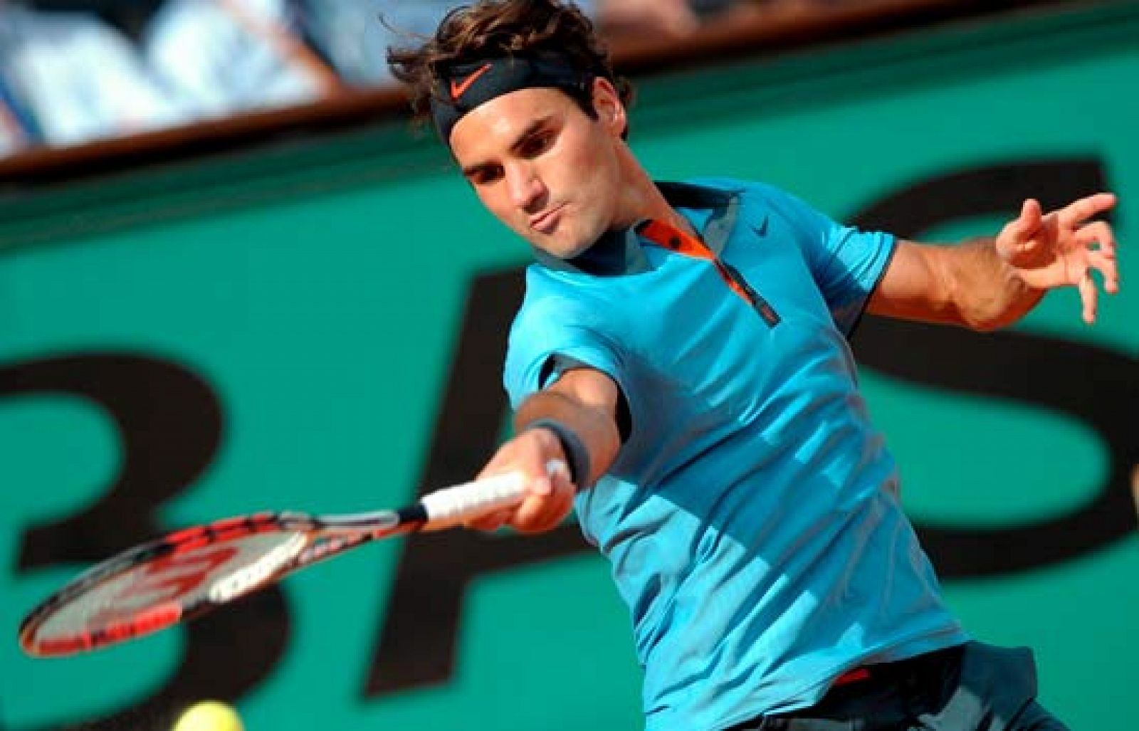 El tenista suizo, Roger Federer, derrota a Del Potro en las semifinales de Roland Garros (3-6, 7-6, 2-6, 6-1 y 6-4). 