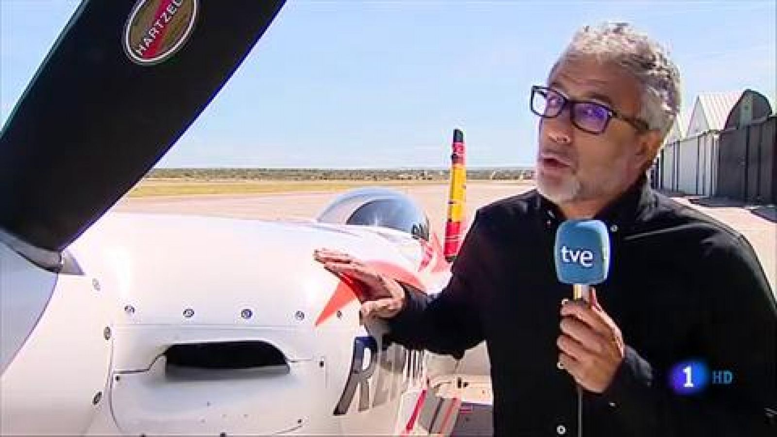 Telediario 1: Juan Velarde estrena avión para mejorar sus acrobacias  | RTVE Play