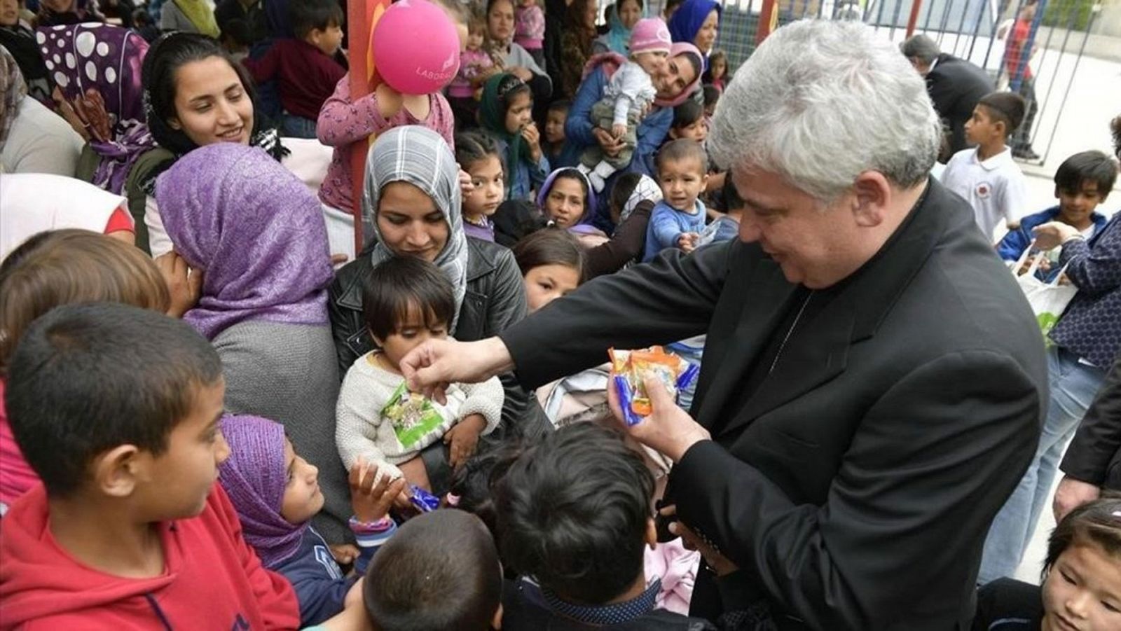 Robin Hood en el Vaticano: El responsable de caridad devuelve la luz a un edificio okupa