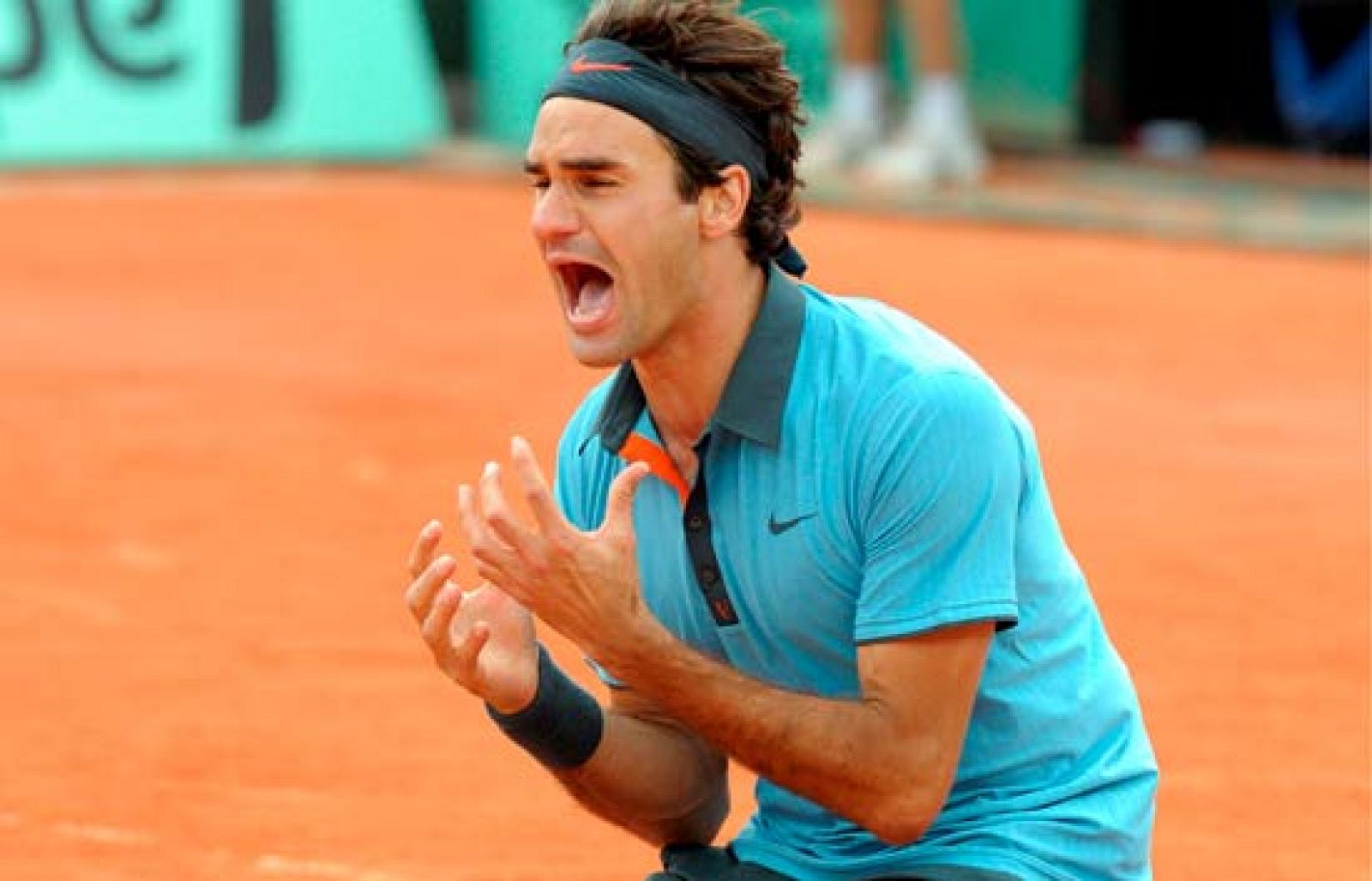 Roger Federer vence al sueco Robin Soderling en la final de Roland Garros y se alza así con el único título que le faltaba para el 'Grand Slam'. 