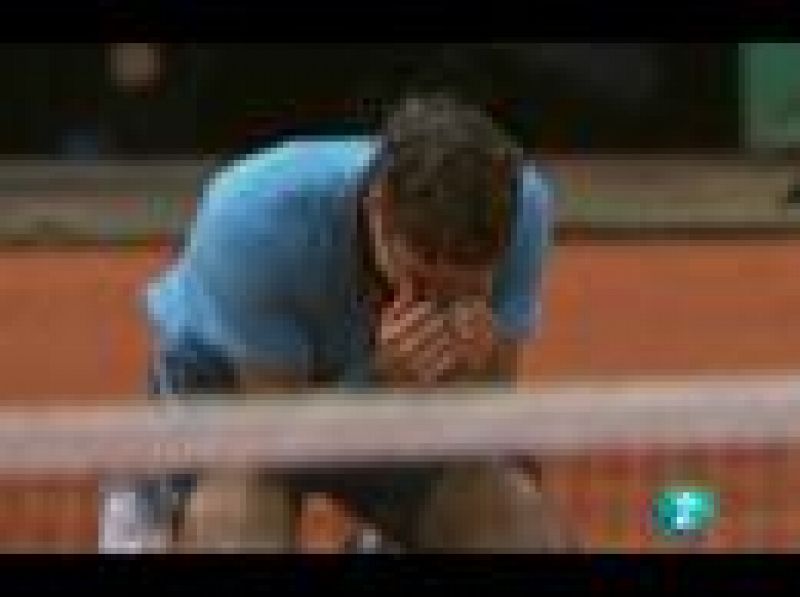 Roger Federer vence al sueco Robin Soderling en la final de Roland Garros y se alza así con el único título que le faltaba para el 'Grand Slam'. 