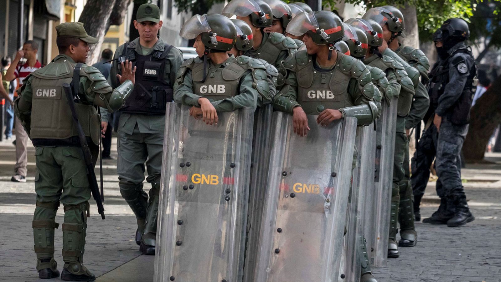 Las fuerzas de seguridad de Venezuela impiden el acceso de los diputados opositores a la Asamblea Nacional | RTVE Play