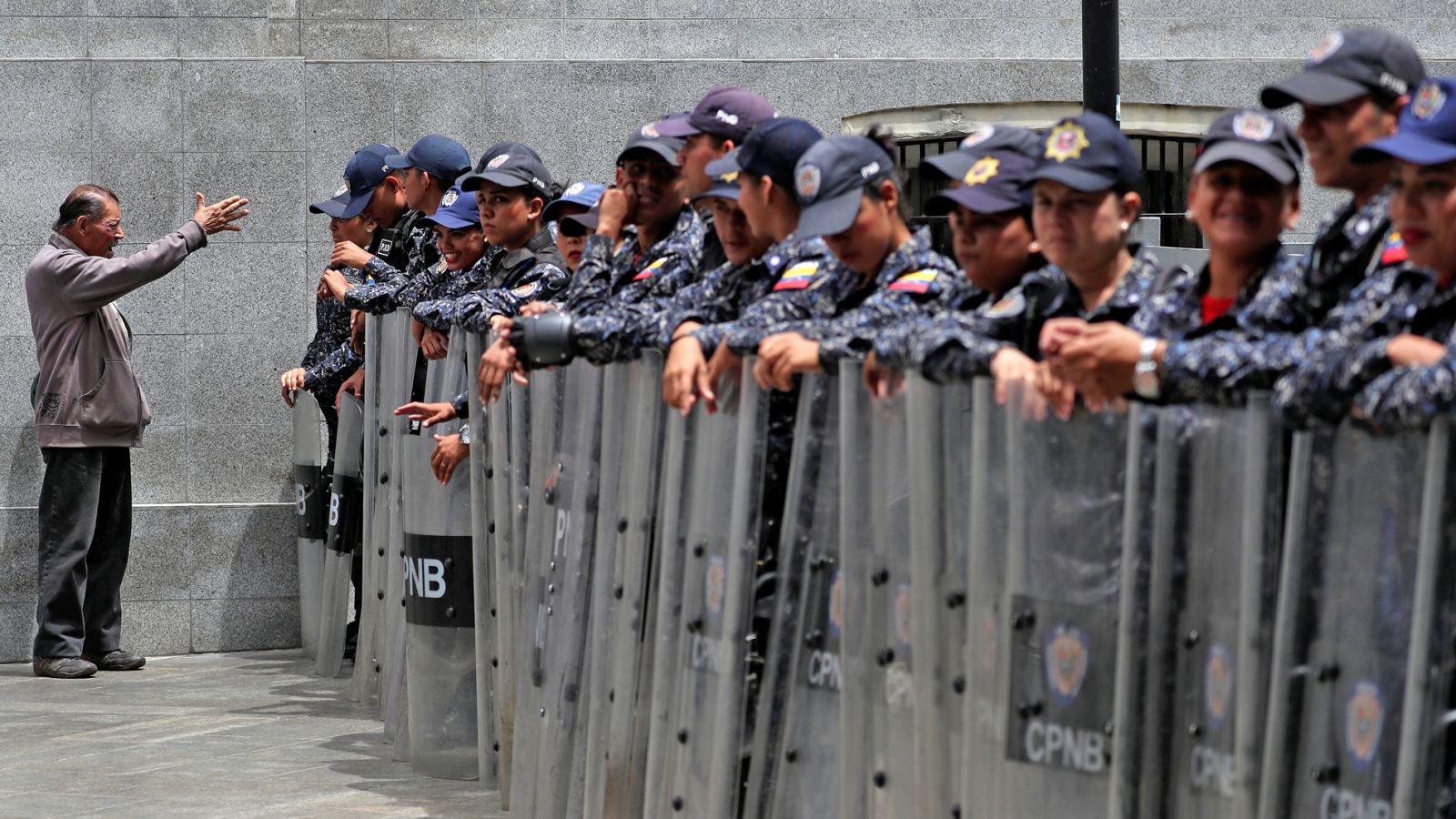 Telediario 1: Las fuerzas de seguridad impiden el acceso a la Asamblea Nacional de Venezuela a los diputados opositores  | RTVE Play