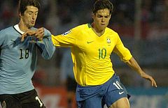 Kaká y Kun eclipsan a sus selecciones