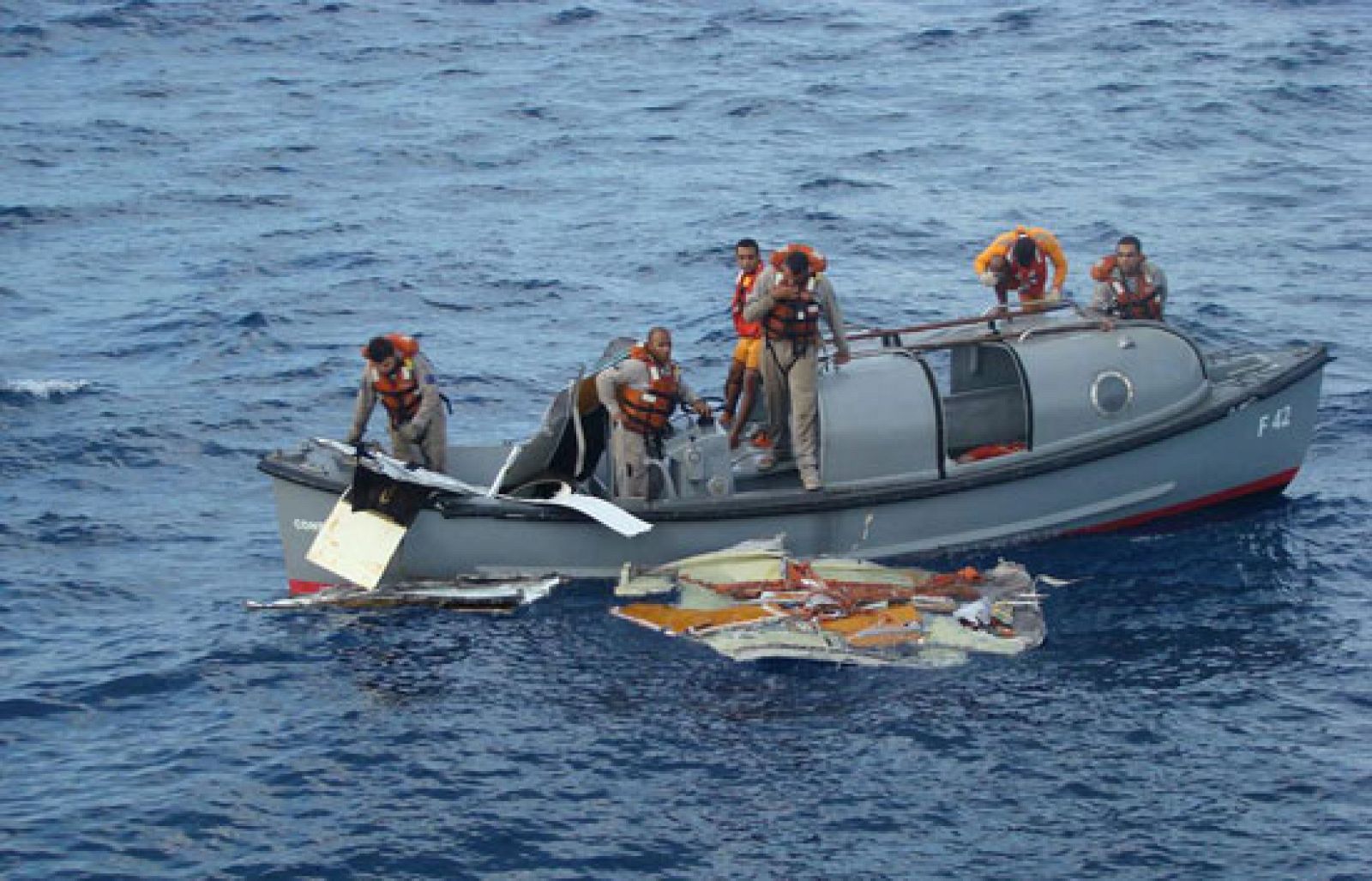 La Marina brasileña rescató hoy otros tres cuerpos de fallecidos en el accidente sufrido por un Airbus de Air France en el Atlántico, con lo sube a cinco el número de cadáveres recuperados, y afirmó que "ya no hay dudas" de que todos son de pasajeros del avión.